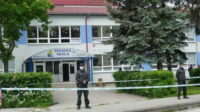 Késes ámokfutás, két halott, sebesültek egy szlovákiai iskolában