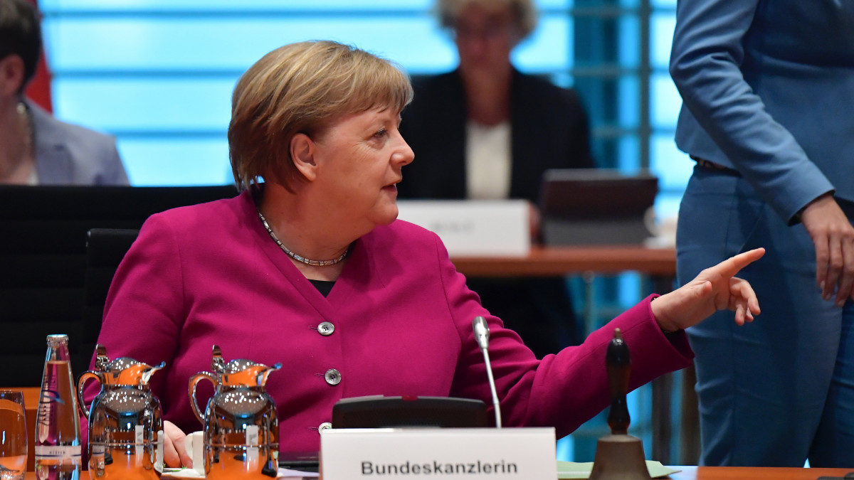 Angela Merkel német kancellár a kabinet heti munkaülésén a berlini kancellári hivatalban 2020. május 27-én