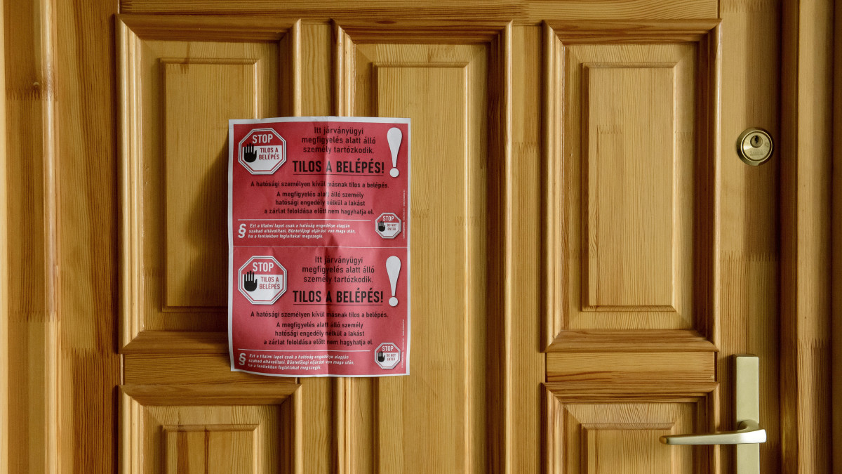A koronavírus-járvány megfékezése érdekében hatósági felirat egy járványügyi megfigyelés alatt álló személy lakásának ajtaján Salgótarjánban 2020. március 25-én.