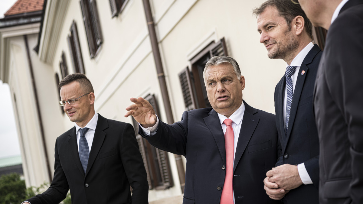 A Miniszterelnöki Sajtóiroda által közreadott képen Orbán Viktor miniszterelnök (b2) fogadja Igor Matovic szlovák kormányfőt (j2) a Karmelita kolostorban 2020. június 12-én. Balról Szijjártó Péter külgazdasági és külügyminiszter.