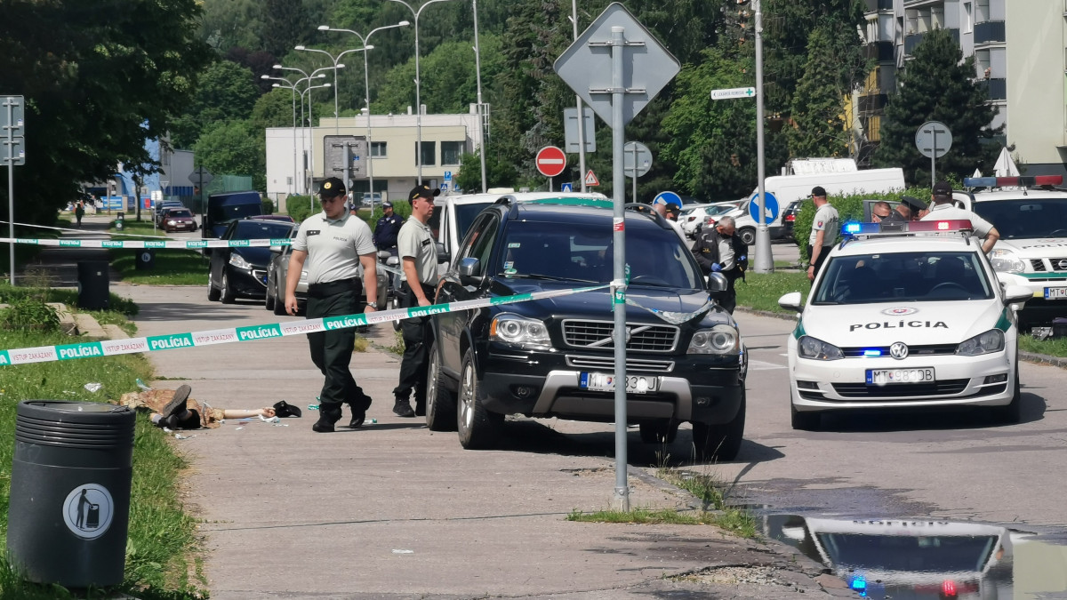 Rendőrök az észak-szlovákiai Ruttka (Vrútky) egyik általános iskolájában elkövetett késelés helyszínén 2020. június 10-én. Egy embert megölt, öt másikat - köztük gyerekeket is - megsebesített egy késes támadó, a 22 éves túrócszentmártoni (Martin) férfit a helyszínre érkező rendőrök lelőtték. A támadás indítéka egyelőre nem ismert.