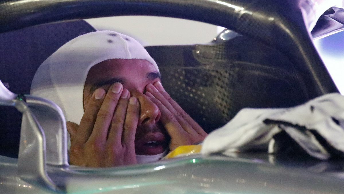 Szingapúr, 2018. szeptember 16.Lewis Hamilton, a Mercedes brit versenyzője, miután megnyerte a Forma-1-es autós gyorsasági világbajnokság Szingapúri Nagydíját a Marina Bay utcai pályán Szingapúrban 2018. szeptember 16-án. (MTI/EPA/Franck Robichon)