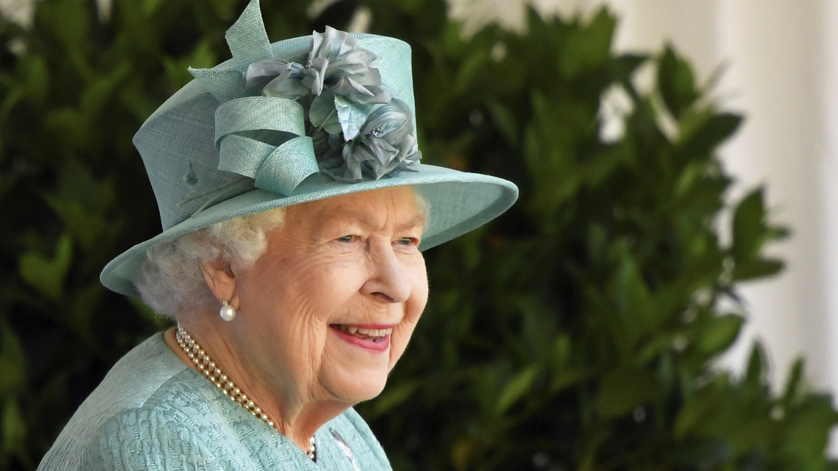 II. Erzsébet brit uralkodó a hivatalos születésnapja alkalmából tartott ceremónián vesz részt a windsori kastélyban 2020. június 13-án. II. Erzsébet királynő, a világ legidősebb és leghosszabb ideje regnáló uralkodója 1926. április 21-én született, idén 94 éves. A brit uralkodó hivatalos születésnapját általában június második szombatján tartják.