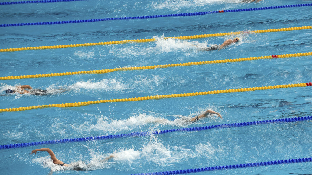 Versenyzők a 4x100 méteres női vegyesváltó egyik előfutamában a magyarországi úszó, műugró, szinkronúszó és nyíltvízi Európa-bajnokságon, a margitszigeti Széchy Tamás Uszodában.