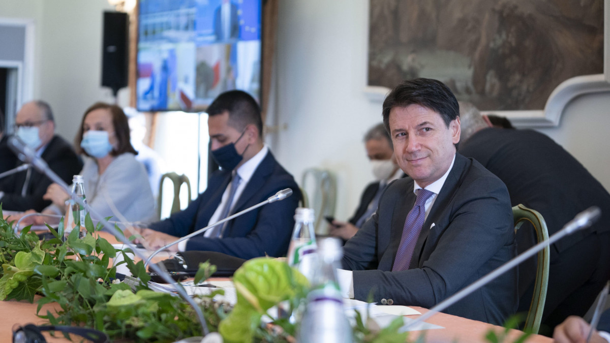 A római kormányfői hivatal által közreadott képen Giuseppe Conte olasz miniszterelnök (j) videokonferencia keretében egyezteti az Európai Unió vezetőivel, az olasz gazdasági ágazatok és társadalmi osztályok képviselőivel a koronavírus-járvány utáni gazdasági talpra álláshoz szükséges döntéseket a Villa Doria Pamphiljban, Rómában 2020. június 12-én. Mellette Luigi Di Maio olasz külügyminiszter.