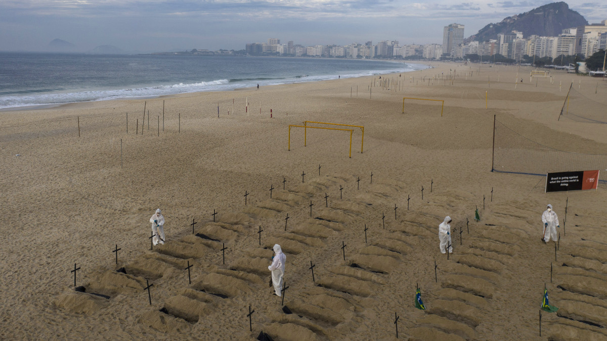 Aktivisták jelképes sírokat ásnak tiltakozásul a brazil kormány koronavírus-járvánnyal kapcsolatos intézkedései miatt a Rio de Janeiró-i Copacabana tengerparti strandon 2020. június 11-én. Brazília legfelsőbb bírósága kötelezte a dél-amerikai ország kormányát, hogy tegye közzé a koronavírus-járvánnyal kapcsolatos összesítéseket az egészségügyi minisztérium honlapján.