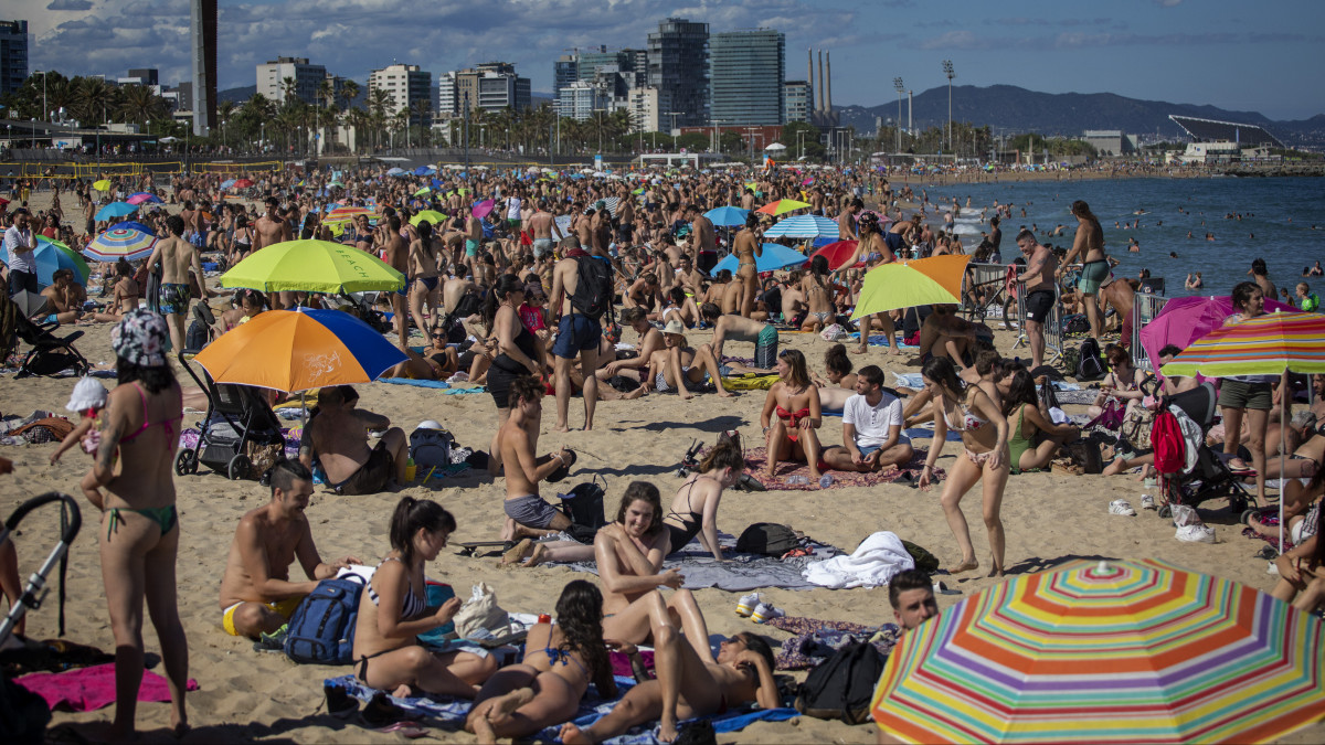 Napozó emberek a barcelonai tengeparton 2020. június 13-án. Barcelonában a koronavírus-járvány miatt bevezetett korlátozások egy részét még nem oldották fel.