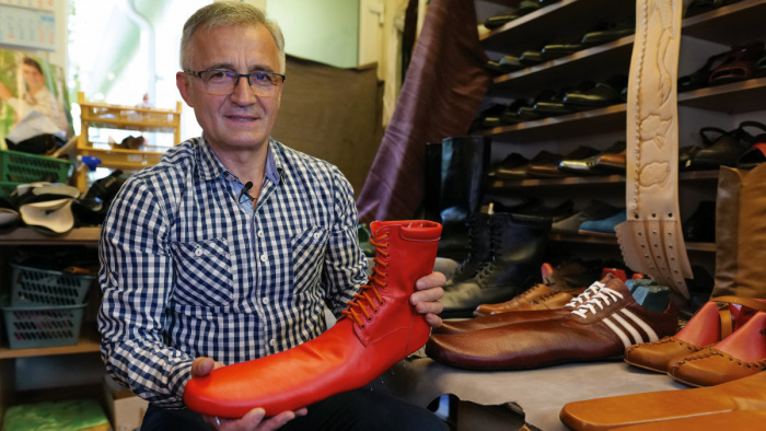 Hatalmas cipőkkel segíti a távolságtartást egy román cipész