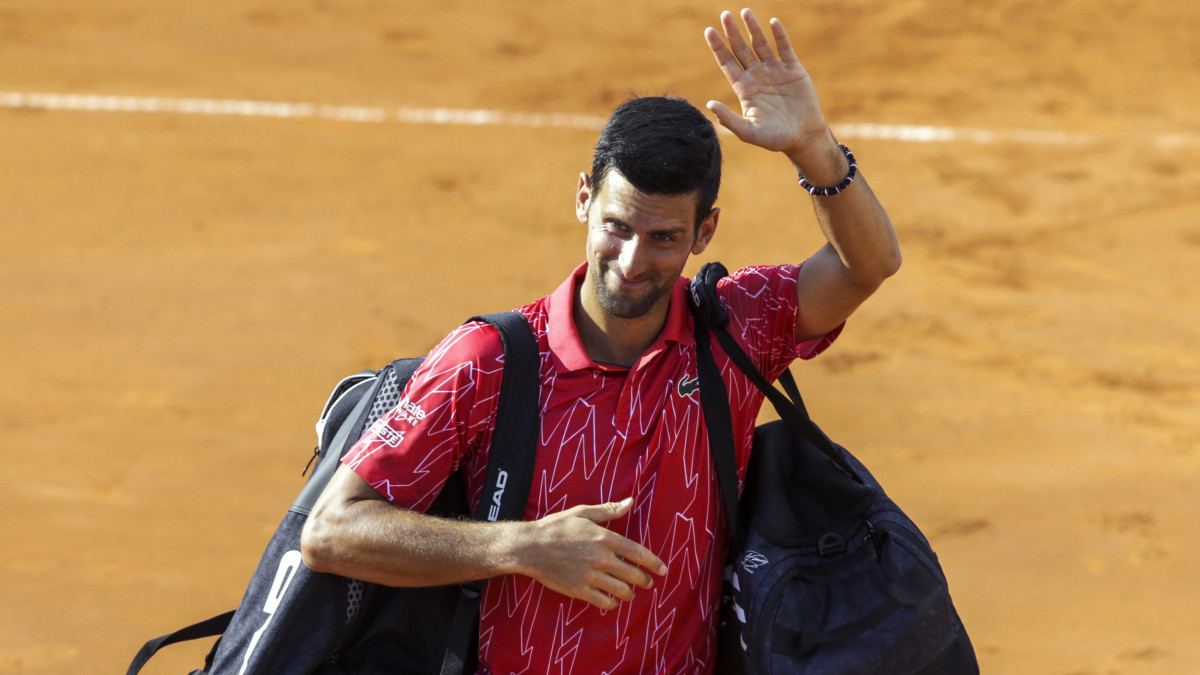 A világranglista vezető Novak Djokovic ünnepel, miután győzött honfitársa, Viktor Troicki  ellen az Adria Tours elnevezésű férfi tenisztornán Belgrádban 2020. június 13-án. A július 5-ig tartó, négy állomásosra tervezett sorozatot a világelső és fivére, Djordje Djokovic szervezte.