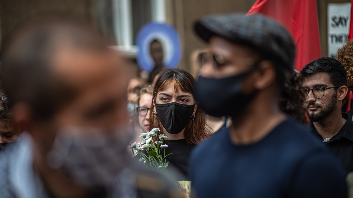 Tüntetők az egyesült államokbeli rasszizmus és rendőri erőszak ellen tiltakoznak Prágában 2020. június 14-én. Világszerte számos városban tüntettek az utóbbi napokban a rendőri brutalitás és a faji megkülönböztetés ellen. A tiltakozásokat George Floyd afroamerikai férfi halála váltotta ki, aki egy rendőri túlkapás következtében vesztette életét május 25-én Minneapolisban. A plakát felirata: A fekete életek számítanak