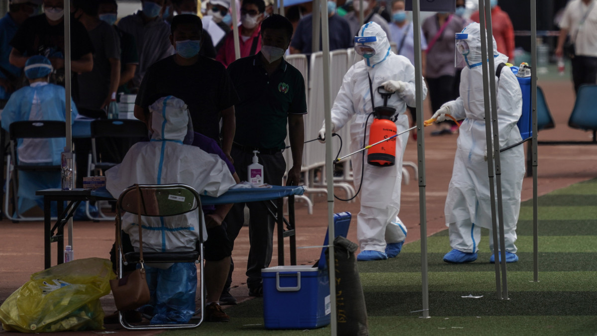 Koronavírus-vizsgálatot tartanak egy pekingi városrész lakóinak és látogatóinak 2020. június 15-én. Az előző nap a kínai fővárosban több mint 76 ezer emberen végezték el a vizsgálatot, közülük több mint 50 bizonyult vírusfertőzöttnek.