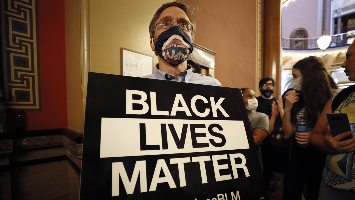 A Black lives matter (Fekete életek számítanak) mozgalom által szervezett tüntetés résztvevői tiltakoznak Kim Reynolds iowai kormányzó irodája előtt Des Moinesben 2020. június 15-én. Világszerte számos városban tüntettek az utóbbi napokban a rendőri brutalitás és a faji megkülönböztetés ellen. A tiltakozásokat George Floyd afroamerikai férfi halála váltotta ki, aki egy rendőri túlkapás következtében vesztette életét május 25-én Minneapolisban.