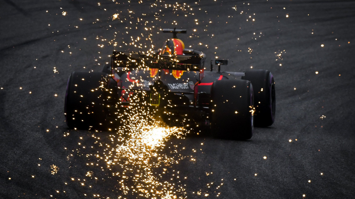 Daniel Ricciardo, a Red Bull ausztrál versenyzője a Forma-1-es autós gyorsasági világbajnokság Kínai Nagydíjának időmérő edzésén a sanghaji pályán 2018. április 14-én. A futamot másnap rendezik. 
