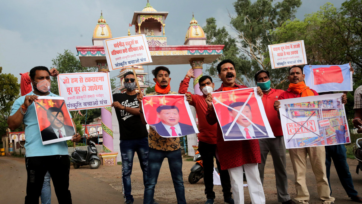 A Sanskriti Bachao Manch aktivistái Hszi Csin-ping kínai elnököt ábrázoló plakátokat tartanak a kezükben egy Kína elleni tüntetésen az indiai Bhopálban 2020. június 16-án. Indiai katonai források szerint három indiai katonát, köztük egy tisztet öltek meg az indiai-kínai határnál a Himalájában a határőrök között kirobbant összetűzésben előző este.
