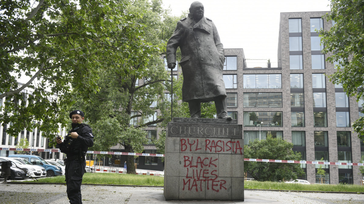 Winston Churchill néhai brit miniszterelnök szobrának talapzatára a Rasszista volt (fent) és a Black Lives Matter (a Fekete életek számítanak) feliratot festették Prágában 2020. június 11-én.
