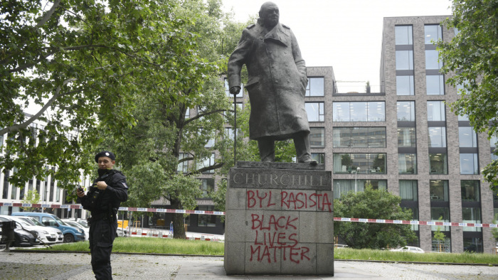 Budapesten is megrongálták Winston Churchill szobrát