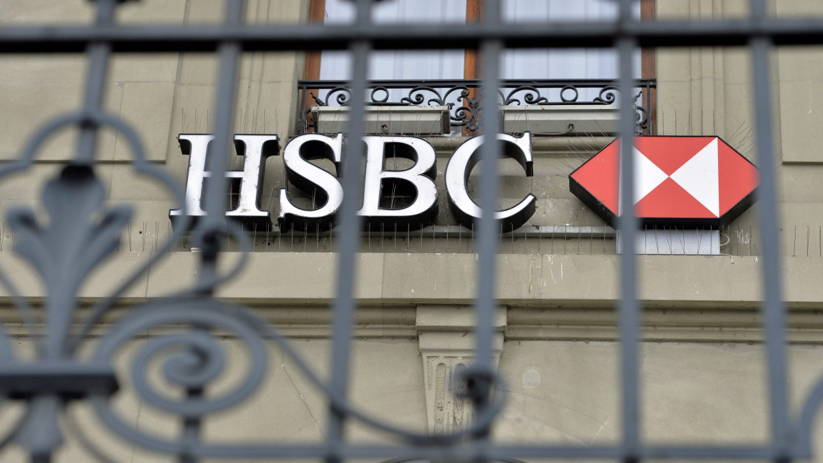 Genf, 2015. február 18.A HSBC brit bank emblémája Genfben, miután egy pénzmosáshoz kapcsolódó ügyben razziát tartottak a hatóságok a genfi fiókban 2015. február 18-án. (MTI/EPA/Martial Trezzini)