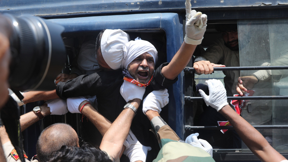 Kína ellen tüntető indiai aktivistákat vesznek őrizetbe rendőrök Újdelhiben 2020. június 17-én. Sajtójelentések szerint húsz indiai aktivista halt meg a két ország határőrei között korábban kirobbant összetűzésben az indiai-kínai határ mentén fekvő Ladak régióban.