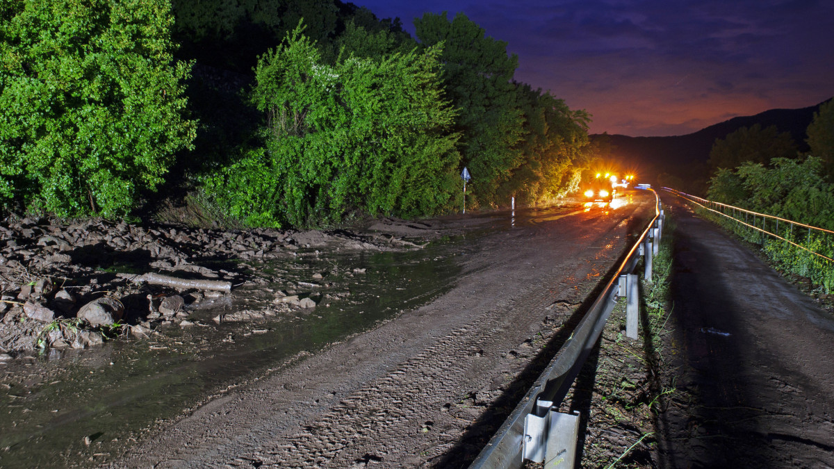 A kővel, sárral, hordalékkal elöntött 12-es főút a Pest megyei Zebegénynél 2020. június 17-én. A heves esőzés miatt a lezúduló kő- és sárlavina megrongálta a vasúti töltést, a hordalék eltorlaszolta a Vácot Szobbal összekötő utat.