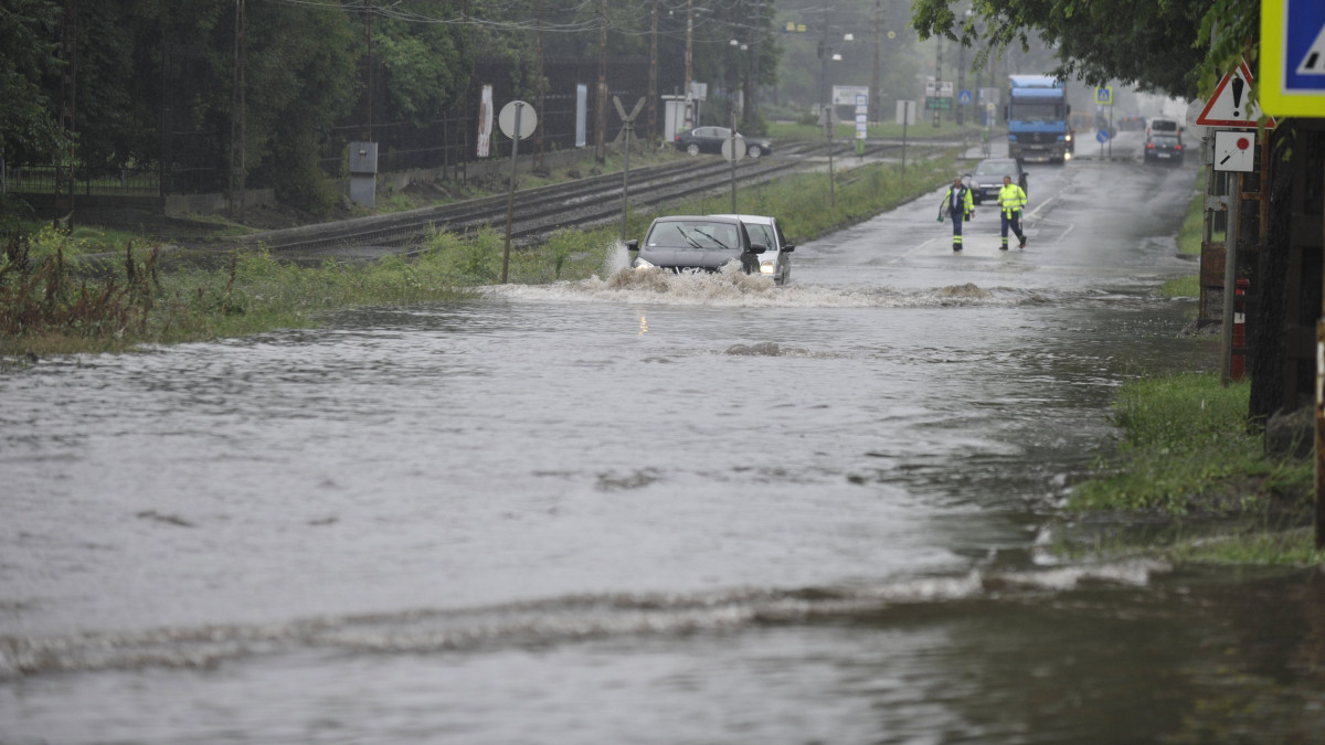 Gépjárművek közlekednek a vihar után összegyűlt esővízben a főváros X. kerületében, a Maglódi úton 2020. június 18-án.