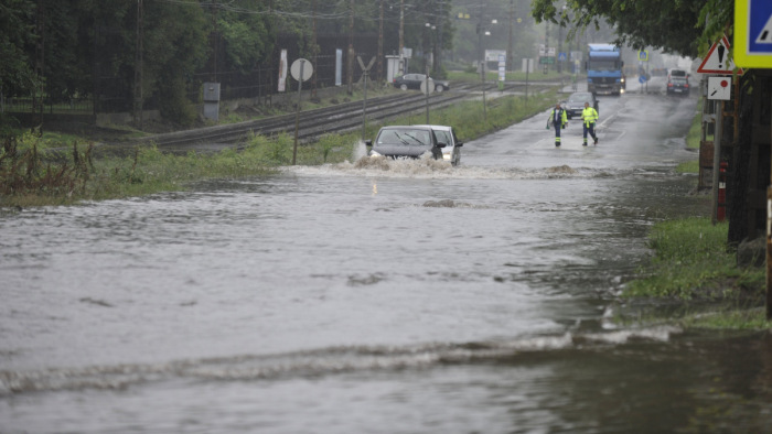 Vihar - már megint derékig a vízben jártak az autók Budapesten - fotó, videó