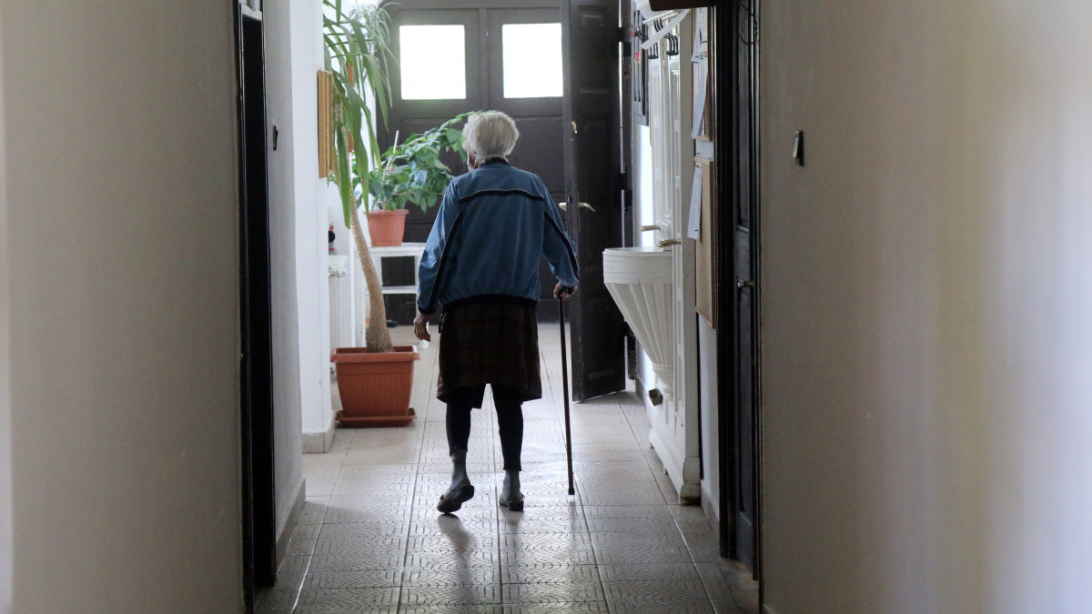 Egy lakó sétál a folyosón a Magyarországi Református Egyház Béthel Szeretetotthonában, Erdőbényén 2020. május 4-én. Folyamatosan ellenőrzik a bentlakásos szociális intézményeket, idősotthonokat az országos tisztifőorvos által elrendeltek alapján a vidéki településeken is.