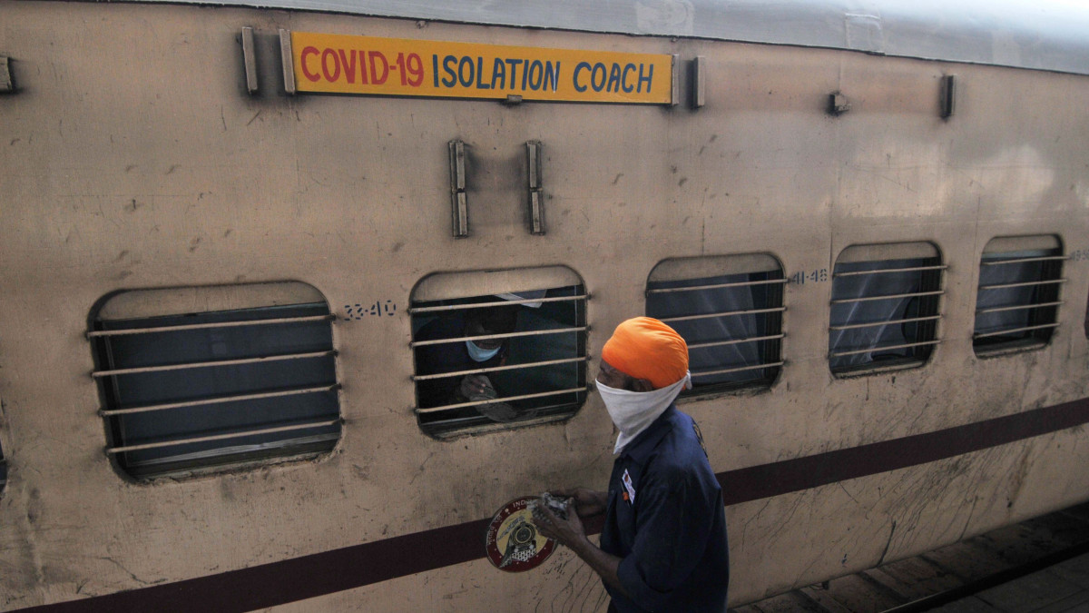 Munkások dolgoznak a koronavírus-fertőzöttek kezelését ellátó, ideiglenes kórházként működő vasúti kocsi mellett az Anand Vihar vasúti pályaudvaron, Újdelhiben 2020. június 16-án. Az indiai kormány elkezdte a járványügyi szabályok fokozatos enyhítését, de a kijárási korlátozások bizonyos körzetekben hatályban maradnak.