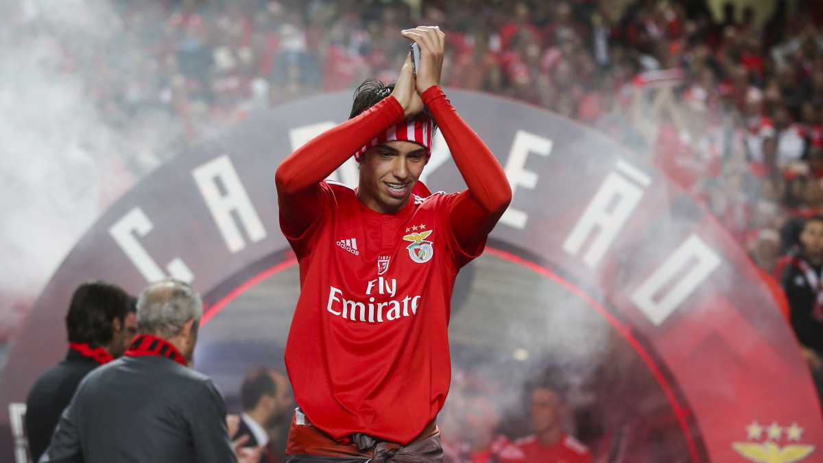 Joao Félix, a bajnok Benfica játékosa érkezik az eredményhirdetésre, miután 4-1-re győztek a Santa Clara együttese ellen a portugál labdarúgó-bajnokság zárófordulójában a lisszaboni Luz stadionban 2019. május 18-án. A Benfica története során 37. alkalommal nyerte meg a nemzeti bajnokságot.