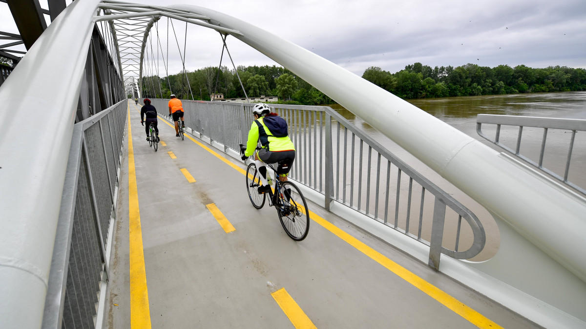 Kerékpározók a Tiszafüred és Poroszló között megépült kerékpárút Tiszán átvezető szakaszán az átadás napján, 2020 június 20-án. Az átadással teljessé vált az összesen mintegy 70 kilométeres Tisza-tavi kerékpárút.