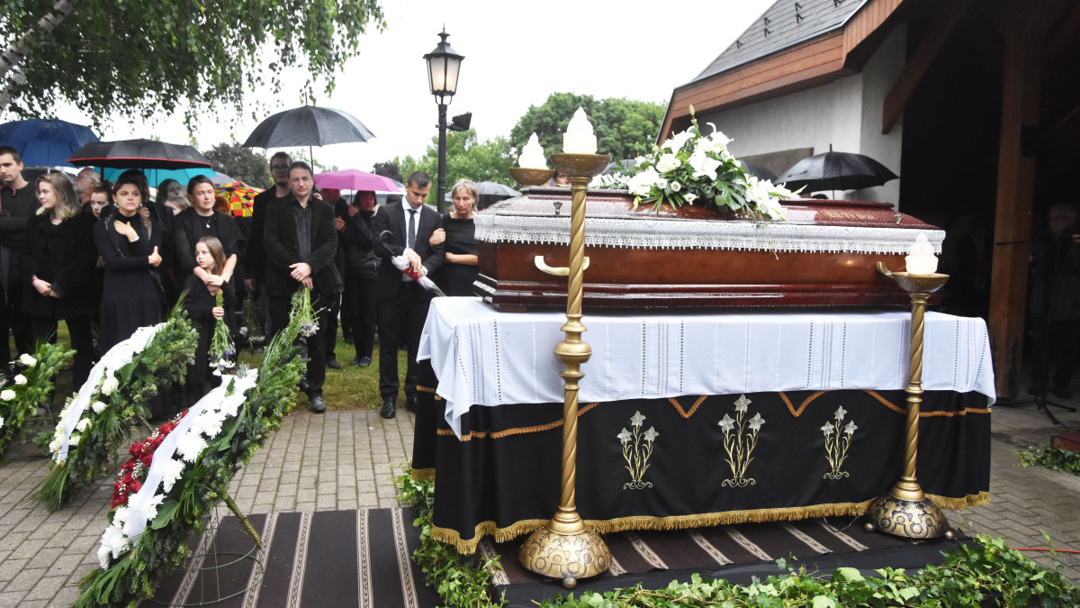 Kő Pál (Lujos) Kossuth-díjas szobrászművész, a nemzet művésze, a Magyar Művészeti Akadémia rendes tagjának temetése Hevesen, a Gyöngyösi úti temetőben 2020. június 20-án. Kő Pál néhány nappal 79. születésnapja után, 2020. június 8-án virradóra halt meg.