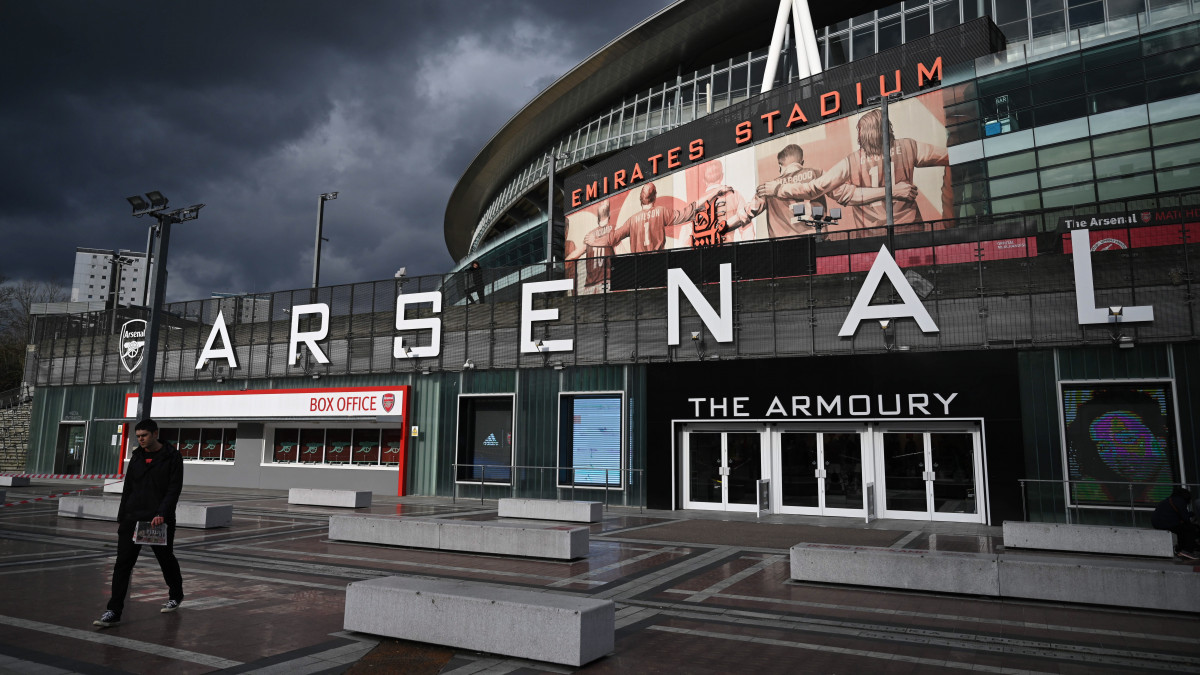 Az Arsenal angol futballklub londoni Emirates stadionja 2020. március 13-án. Sajtójelentések szerint Nagy-Britanniában 798 koronavírussal fertőzött személyt regisztráltak, többek között az Arsenal vezetőedzőjét, Mikel Artetát is. A járvány terjedésének megakadályozása érdekében az angol labdarúgó bajnokság mérkőzéseit későbbre halasztják.