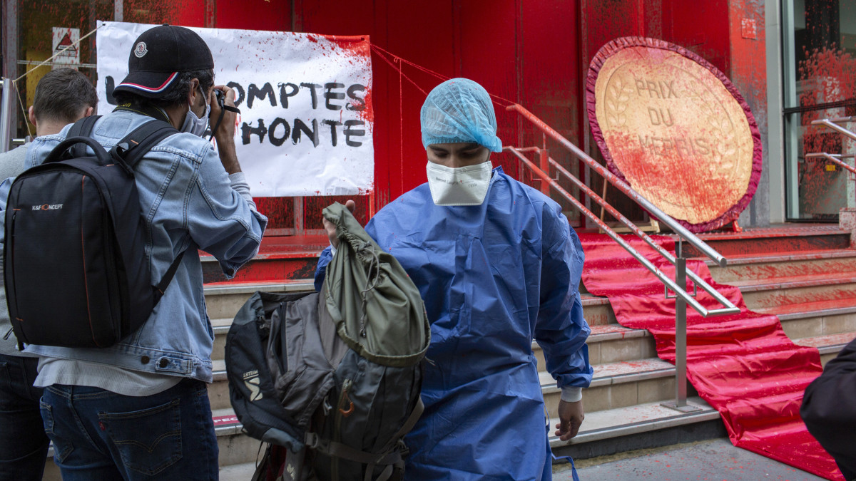 A párizsi egészségügyi minisztérium bejárata, miután a koronavírus-járvány áldozatainak vérét jelképező piros festékkel öntötték le tüntetők 2020. június 20-án. A megmozdulás résztvevői akciójukkal az egészségügyi dolgozók rossz munkakörülményei miatt tiltakoztak.