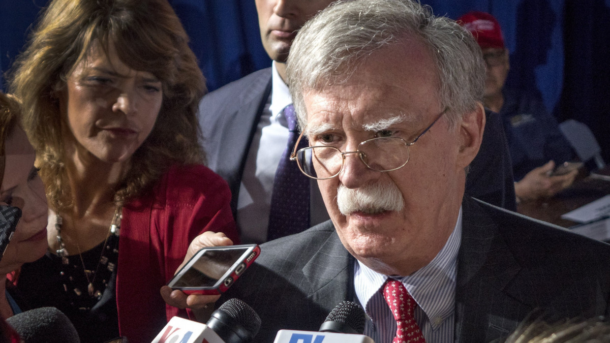 John Bolton amerikai nemzetbiztonsági tanácsadó a sajtó képviselőinek nyilatkozik, mielőtt megkezdődik Donald Trump amerikai elnök beszéde az emigráns venezuelai közösség képviselői előtt Miamiban 2019. február 18-án.