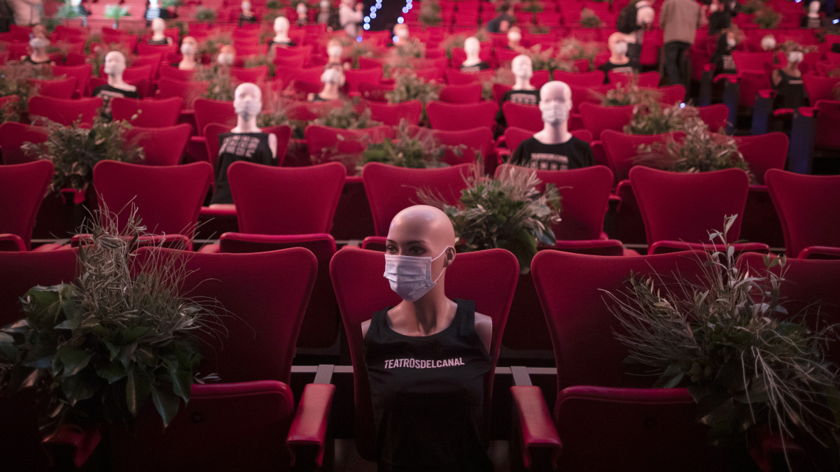 Védőmaszkot viselő próbababákat ültettek egy madridi színház üléseire, valamint virágcsokrokat helyeztek el az ülések között 2020. június 17-én, hogy kijelöljék a koronavírus-fertőzés elkerüléséhez szükséges távolságot a nézők között.