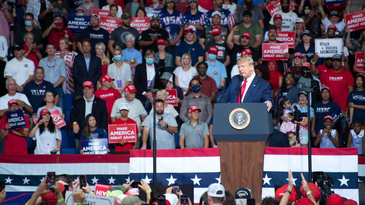 Donald Trump amerikai elnök beszél az oklahomai Tulsában tartott kampányrendezvényén 2020. június 20-án. A koronavírus-járvány miatt Trump több mint három és fél hónap után rendezhetett ismét kampánygyűlést a járvány miatt csak részben megtelt BOK Centerben.