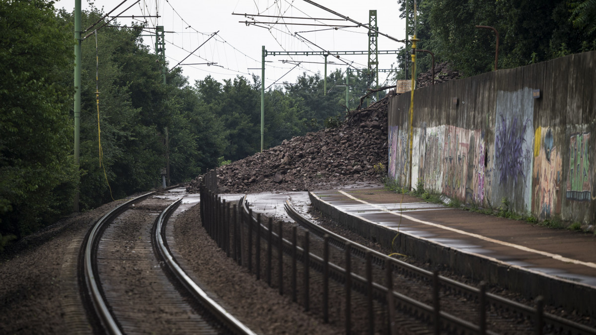 A kővel, sárral, hordalékkal elöntött Dömösi átkelés vasúti megálló 2020. június 18-án. A heves esőzés miatt a lezúduló kő- és sárlavina megrongálta a vasúti töltést, pótlóbuszok közlekednek Szob és Nagymaros között. A hordalék eltorlaszolta a Vácot Szobbal összekötő 12-es főutat is, amelyet lezártak a 18-as kilométernél, Zebegény határában.
