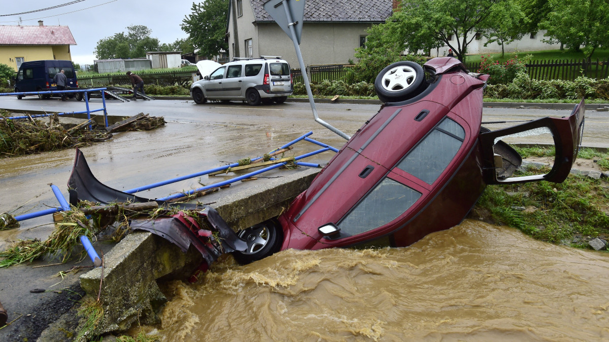 Híd alá szorult autóroncs az északkelet-csehországi Sumvald településen pusztító árvíz levonulása után, 2020. június 8-án. Az áradások következtében legkevesebb egy ember életét vesztette, egy eltűnt, tucatnyi helyi lakost kimenekítettek.