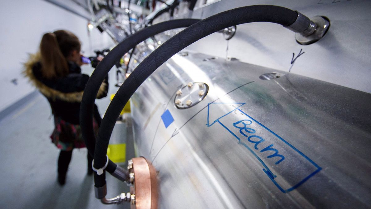 Meyrin, 2017. május 9.Az Európai Nukleáris Kutatási Szervezet, a CERN új, LIinac 4 lineáris részecskegyorsítójának részlete a CERN meyrini székhelyén az eszköz avatási ünnepsége előtt, 2017. május 9-én. MTI/EPA/Valentin Flauraud
