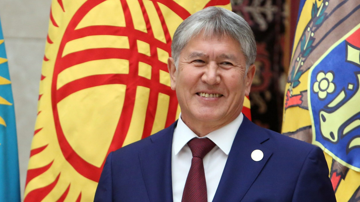 Biskek, 2016. szeptember 16.Almazbek Atambajev kirgiz államfő (j) és örmény hivatali partnere, Szerzs Szargszján kezet fog a Független Államok Közössége (FÁK) csúcstalálkozója mentén tartott kétoldalú megbeszélésükön a kirgiz fővárosban, Biskekben 2016. szeptember 16-án. (MTI/EPA/Igor Kovalenko)