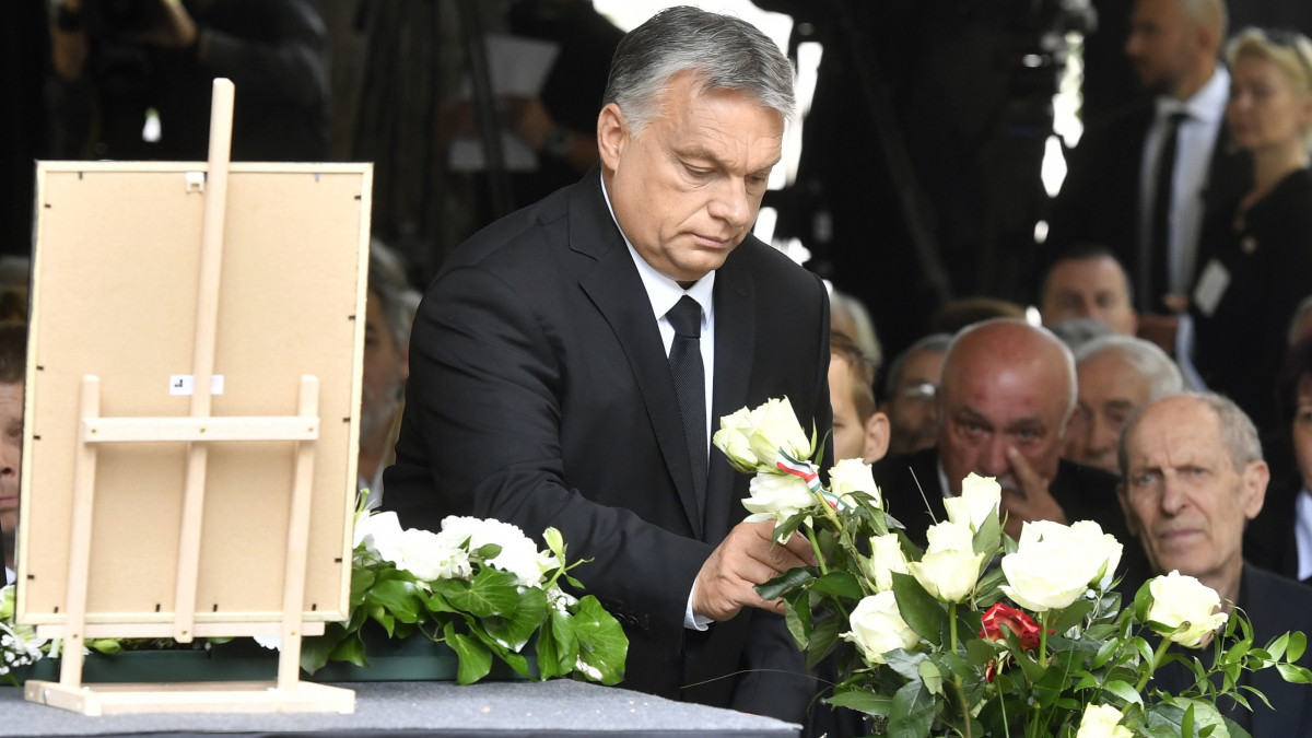 Orbán Viktor miniszterelnök virágot helyez el Fekete György ravatalánál a Fiumei úti sírkertben 2020. június 23-án. Fekete György belsőépítész, iparművész, a nemzet művésze, a Magyar Művészeti Akadémia volt elnöke április 15-én hunyt el életének 88. évében.