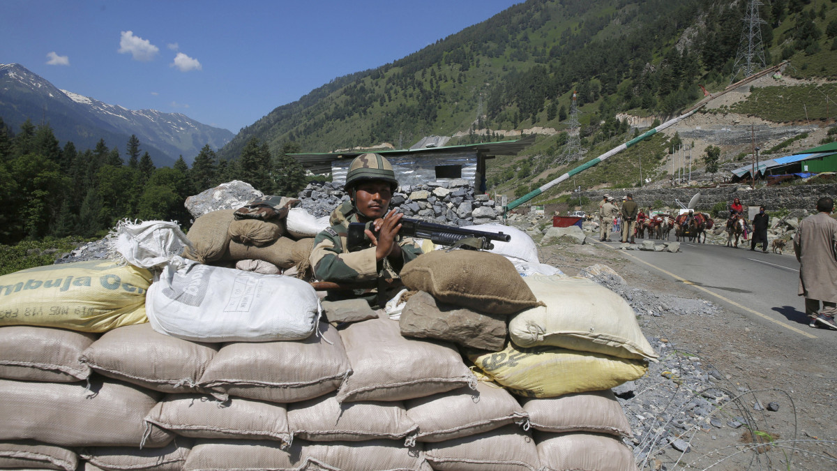 Indiai katona őrt áll a Ladak felé tartó autóút mellett a Szrinagartól, a Dzsammu és Kasmír szövetségi állam nyári fővárosától 81 kilométerre fekvő Ganageerban, az indiai-kínai határ közelében 2020. június 17-én,, miután a két ország határőrsége között kialakult összetűzésben az előző nap legalább húsz indiai katona életét vesztette. Narendra Modi indiai miniszterelnök kijelentette, hogy Újdelhi békét akar, mindazonáltal képes arányos választ adni provokáció esetén.