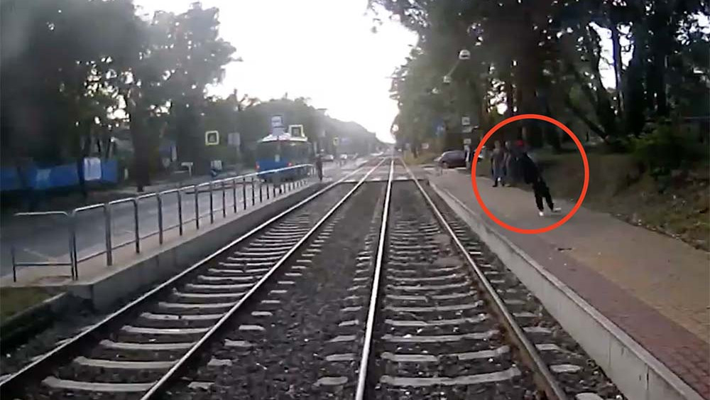 Sokkoló videó: egy ember a villamos alá esik a Maglódi úton – és túléli