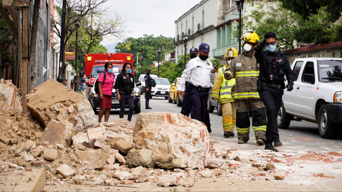 A károkat mérik fel rendőrök és tűzoltók a mexikói Oaxacában 2020. június 23-án, miután 7,5-es erősségű földrengés volt a térségben. Az epicentrum a dél-mexikói Oaxaca államban fekvő Crucecita közelében volt. Legalább öt ember életét vesztette.