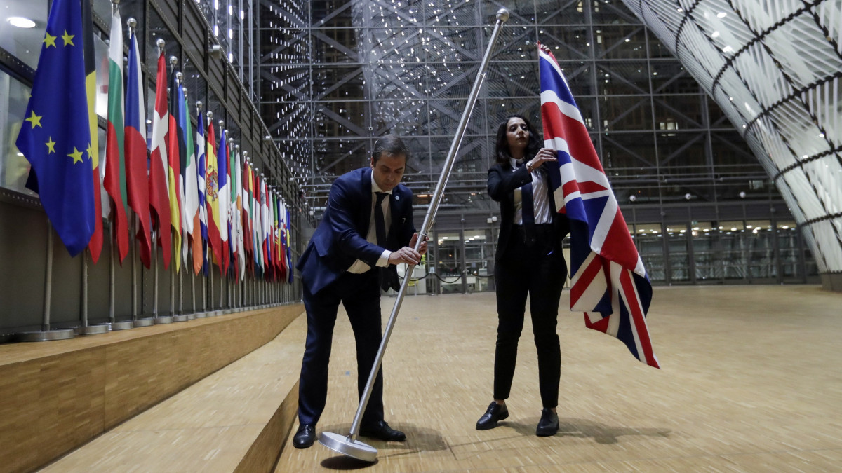 Eltávolítják a brit zászlót az uniós tagállamok lobogói közül az Európai Tanács üléseinek otthont adó brüsszeli Európa-épületben a brit kiválás napján, 2020. január 31-én. Közép-európai idő szerint éjfélkor megszűnik az Egyesült Királyság tagsága az Európai Unióban.