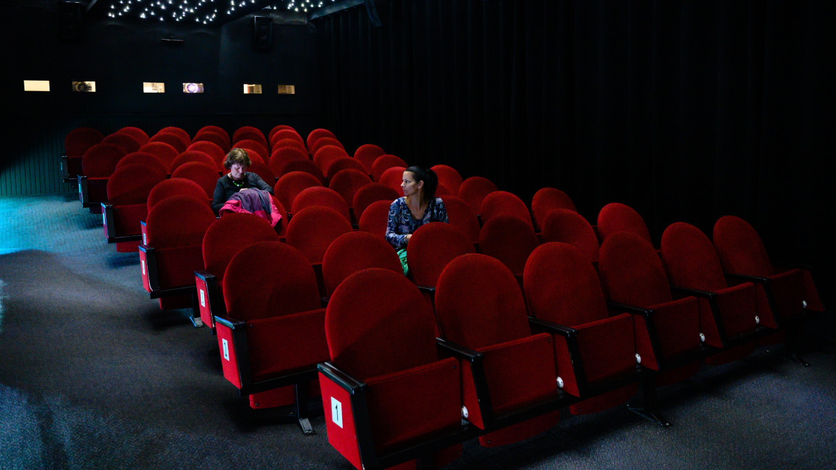 Nézők a vetítés kezdete előtt az újranyitott székesfehérvári Barátság moziban 2020. június 22-én. A koronavírus-járvány miatt bevezetett veszélyhelyzet megszűnését követően ezen a napon tartják az első vetítést moziban.