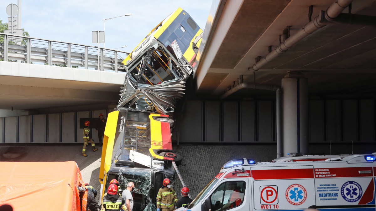 Tűzoltók és rendőrök a Varsóban történt buszbaleset helyszínén 2020. június 25-én. Legkevesebb egy ember életét vesztette, húsz ember megsebesült, miután a busz lezuhant a Grota-Roweckiego hídról.