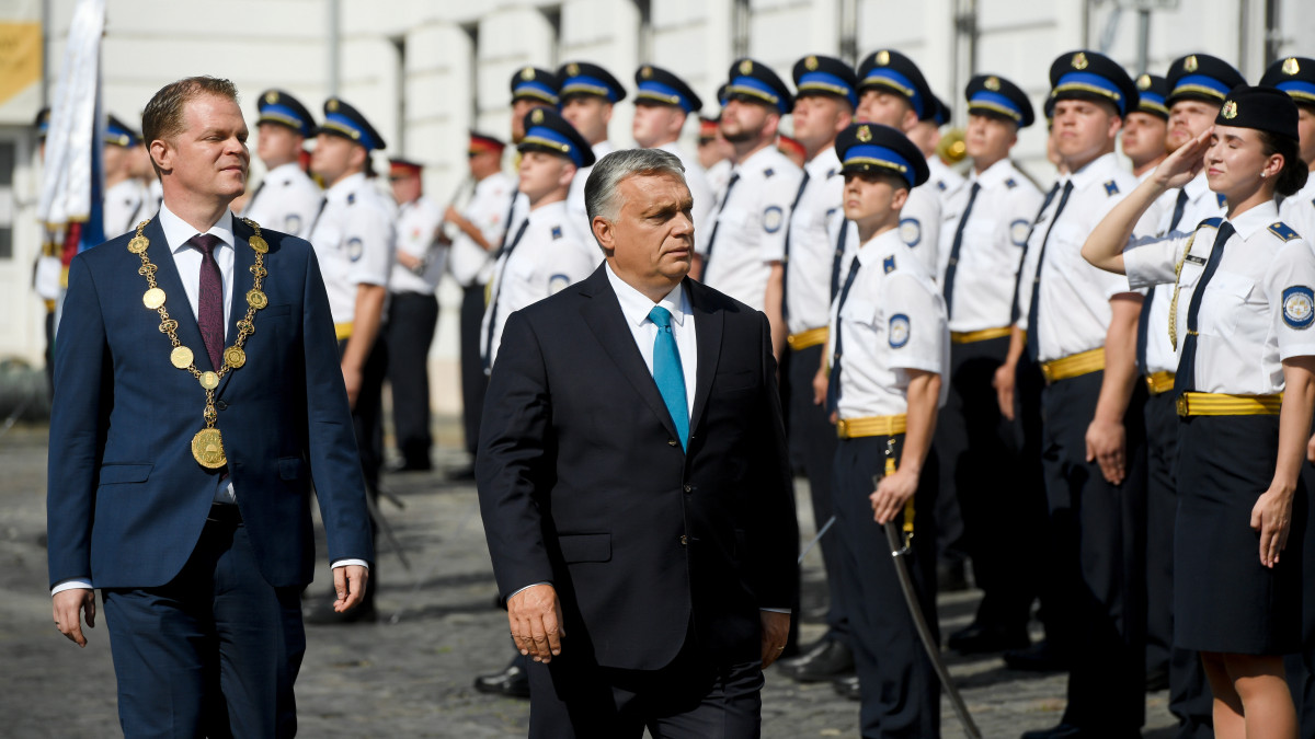 Orbán Viktor miniszterelnök (k) érkezik a Nemzeti Közszolgálati Egyetem (NKE) Rendészettudományi Karának és Katasztrófavédelmi Intézetének tisztavatási ünnepségére a budavári Kapisztrán téren 2020. június 27-én. Mellett Koltay András, a Nemzeti Közszolgálati Egyetem (NKE) rektora.