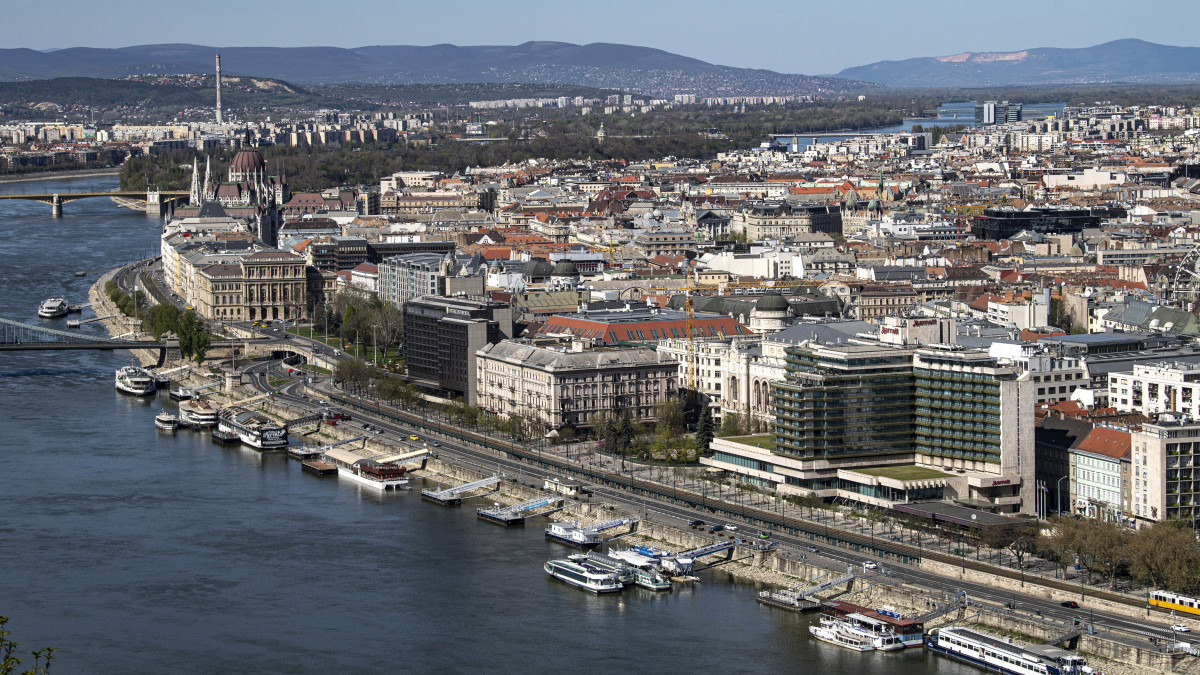 Budapesti látkép a Magyar Tudományos Akadémia épületével és a Parlamenttel 2020. április 10-én.