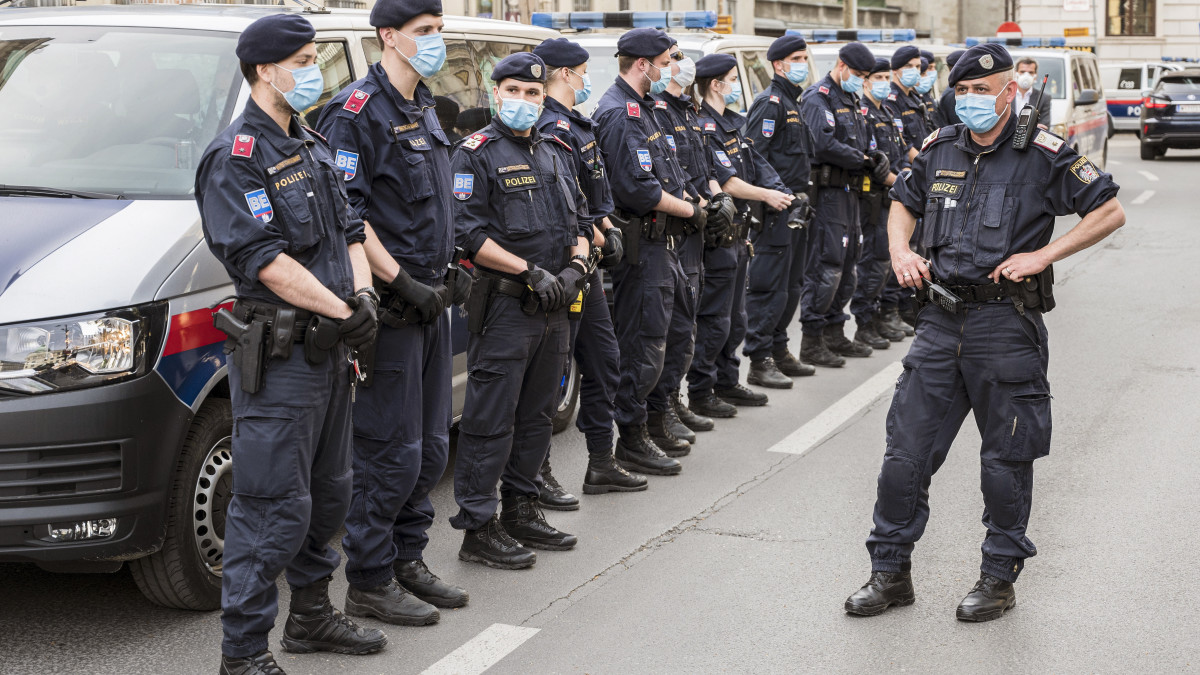 Védőmaszkot viselő rendőrök a koronavírus-járvány megfékezése céljából bevezetett kormányzati intézkedések elleni tüntetésen Bécsben 2020. április 24-én.