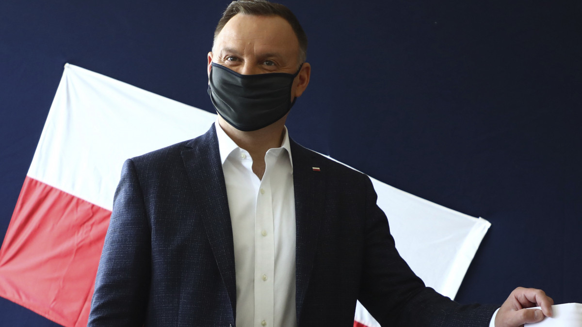 A koronavírus miatt védőmaszkot viselő Andrzej Duda lengyel államfő, a kormányzó Jog és Igazságosság (PiS) jelöltje a lengyel elnökválasztás első fordulójában Krakkóban 2020. június 28-án.